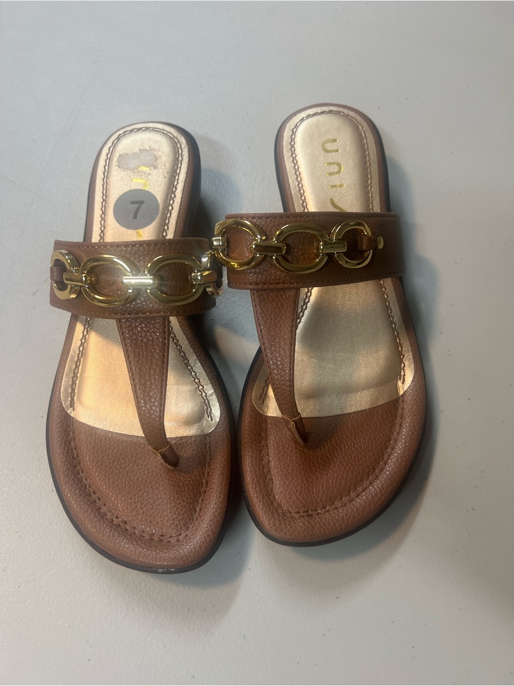 Unisa Brown T Strap Sandals Gold Chain Accent Women’s Size 7M Comfort Flat